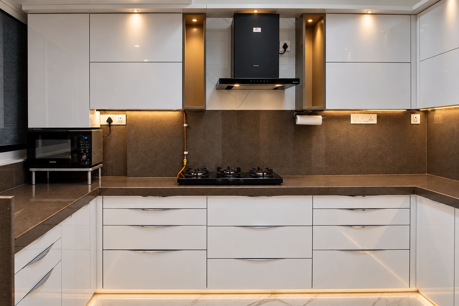 U-shaped kitchen with white gloss shutters and a dark stone counter